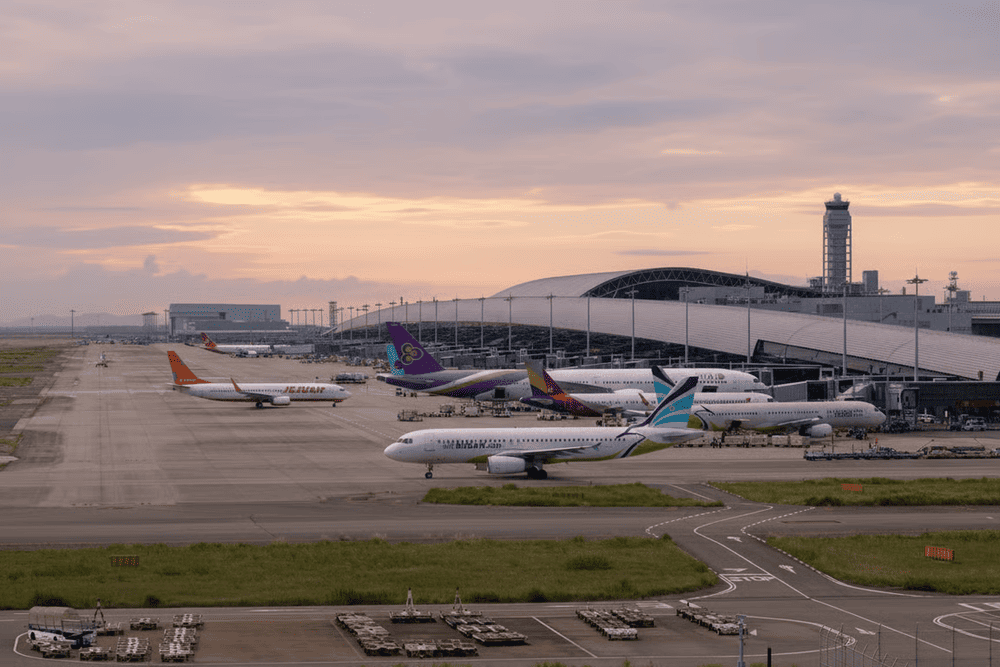 Sân bay quốc tế Kansai gồm 2 nhà ga, trong đó nhà ga 1 cho các chuyến quốc tế và nội địa, nhà ga 2 chủ yếu dành cho các hãng hàng không giá rẻ